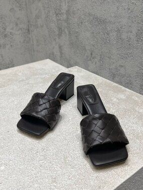 Bottega Veneta Elegant Woven Leather Slippers for Women